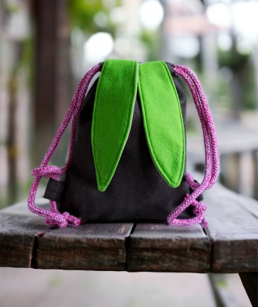 Brązowy mini plecak królik z zielonymi uszami