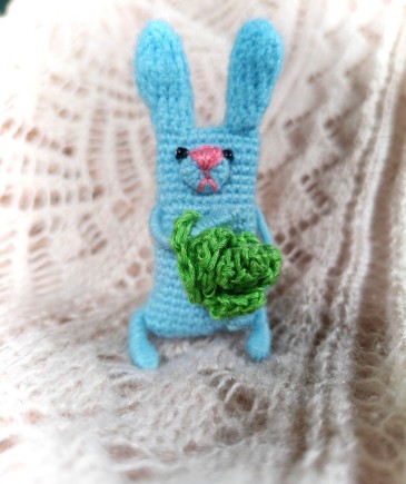 Broszka/breloczek -błękitny królik z sałatą