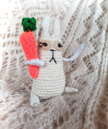 Broszka/breloczek - kremowy królik z marchewką